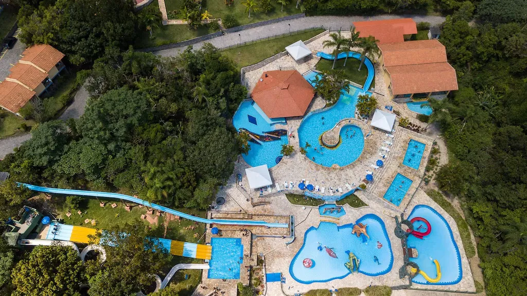 Vista aérea de um parque aquático com piscinas e toboáguas