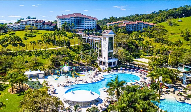 Resort visto de cima, com piscinas e área de lazer