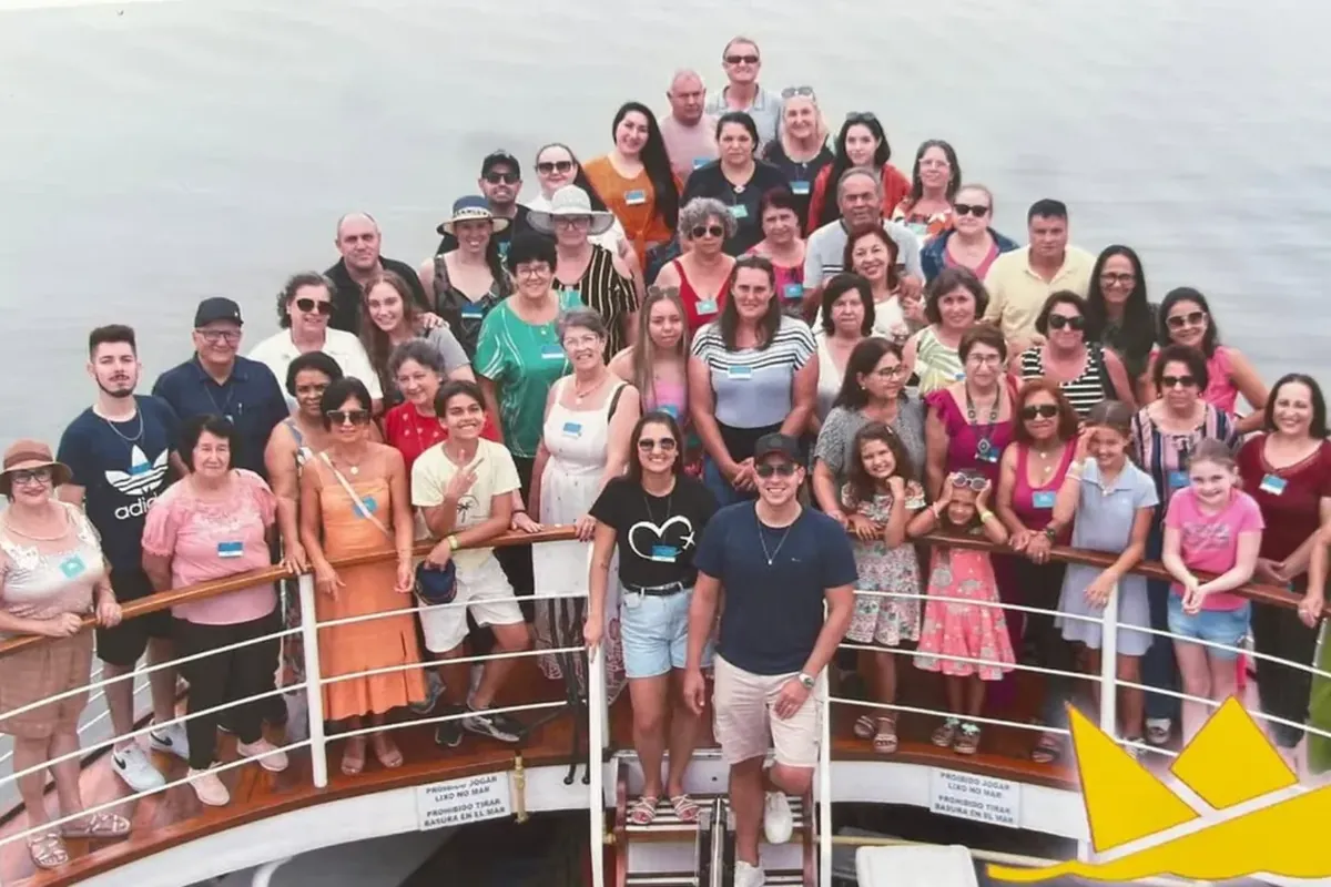 Grupo da Odette Viagens em um passeio de barco