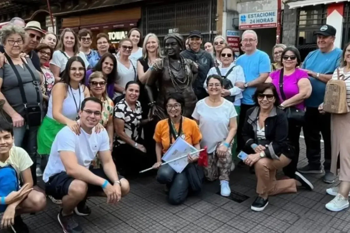 Grupo da Odette Viagens em um passeio pela cidade