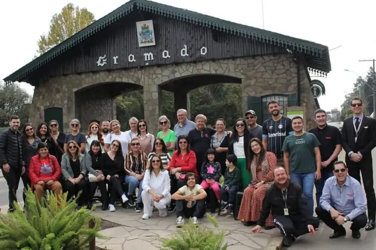 Grupo da Odette Viagens no portal de Gramado